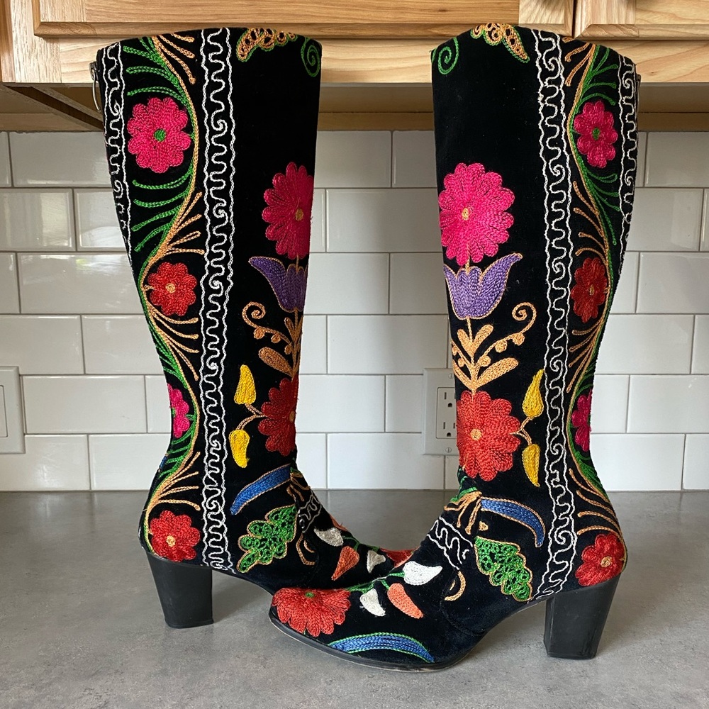 Vtg Zeyzani Embroidered Velvet Boots 40